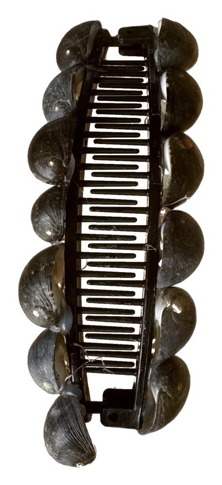 Black banana clip lined with kūpeʻe shells